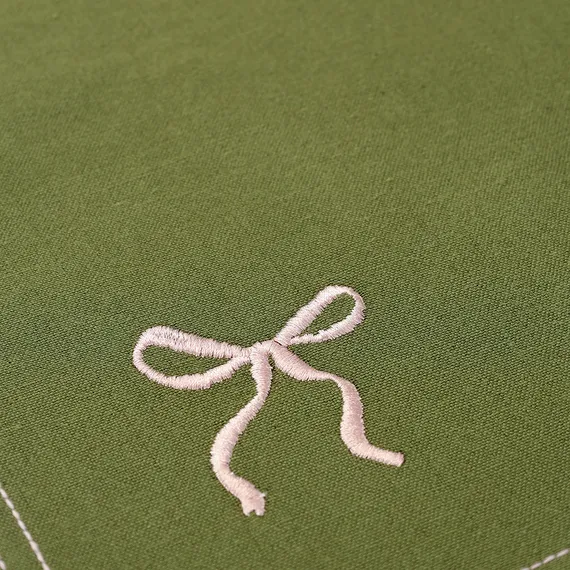 Дорожка на стол fancy bows оливкового цвета из коллекции essential, 45x150 см