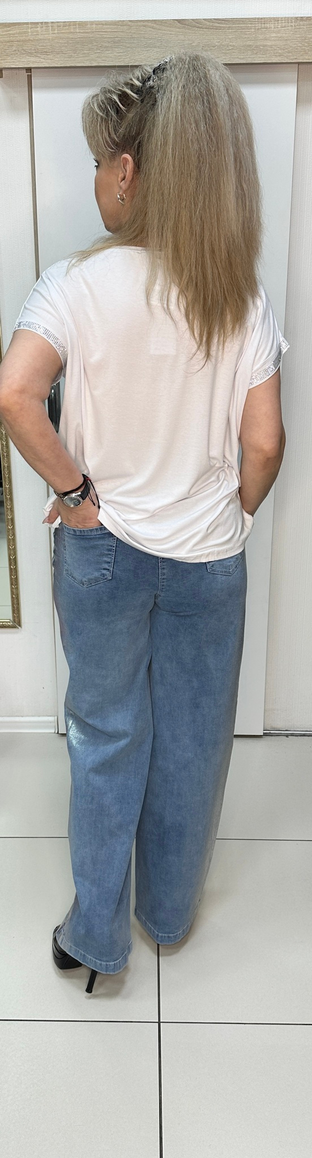 Синие джинсы-палаццо с блестящими лампасами