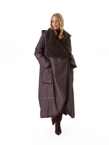 Утепленное шоколадное пальто с эко-мехом