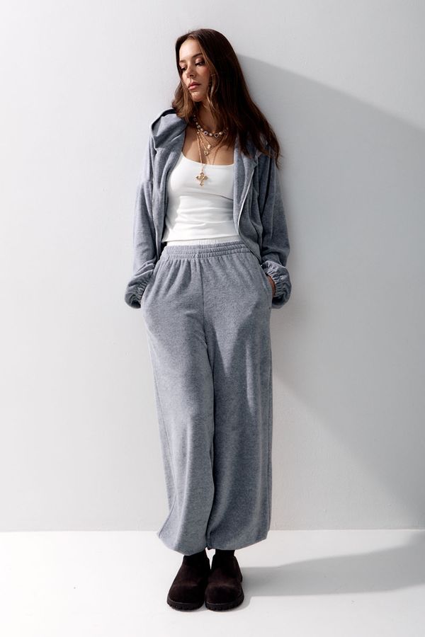 Широкие брюки на резинке из велюровой ткани цвета серый меланж