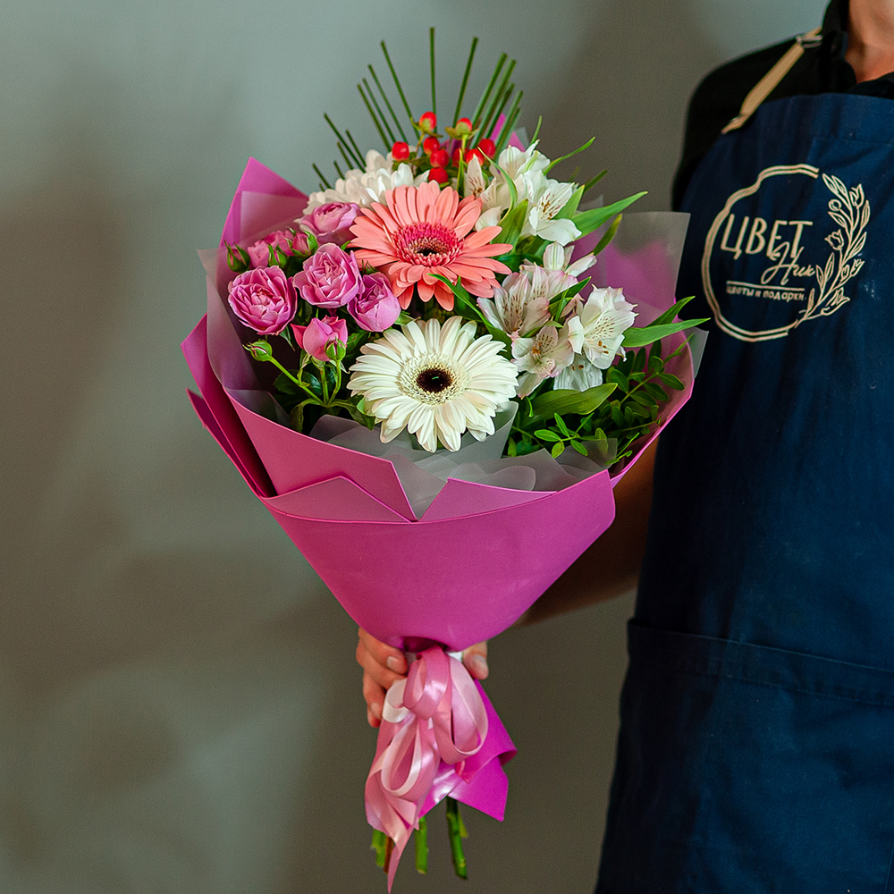 Сборный букет с герберами в розовом оформлении