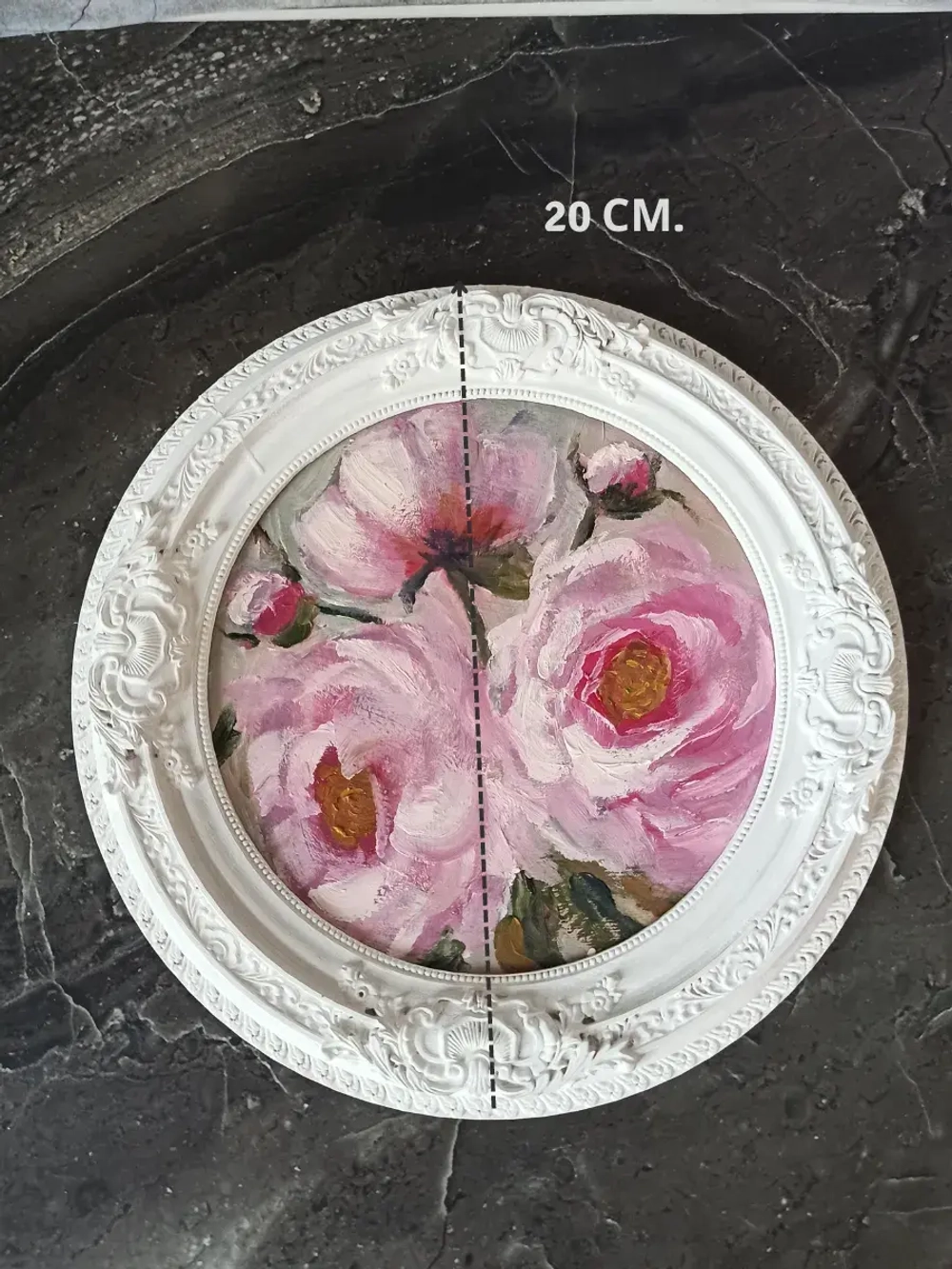 Картина в круглой рамке