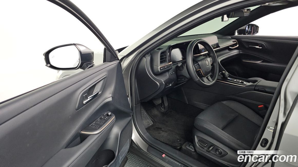 Toyota Crown Crossover 2.5 4WD Hybrid (06.2023)