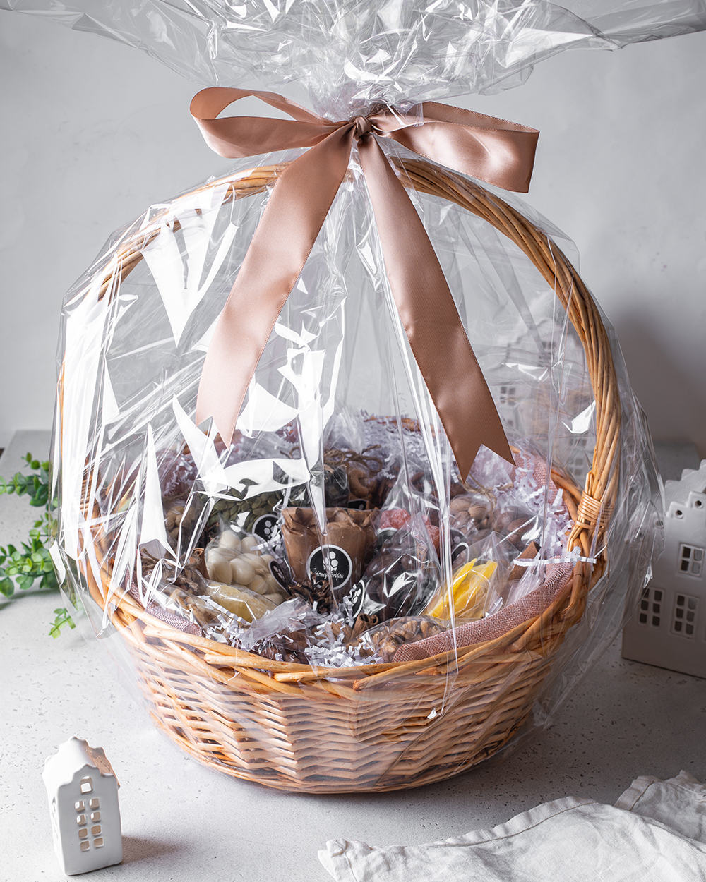 Подарочная корзина с орехами и сухофруктами