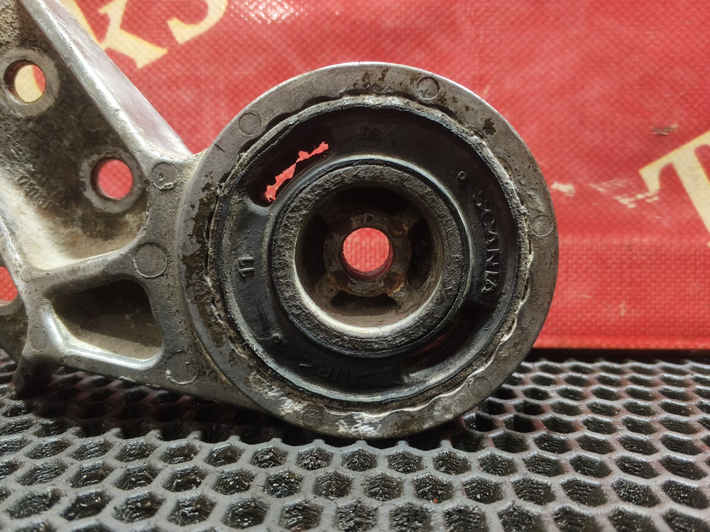 Кронштейн интеркулера