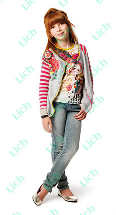 Кофта детская с полосатыми рукавами и вышивкой