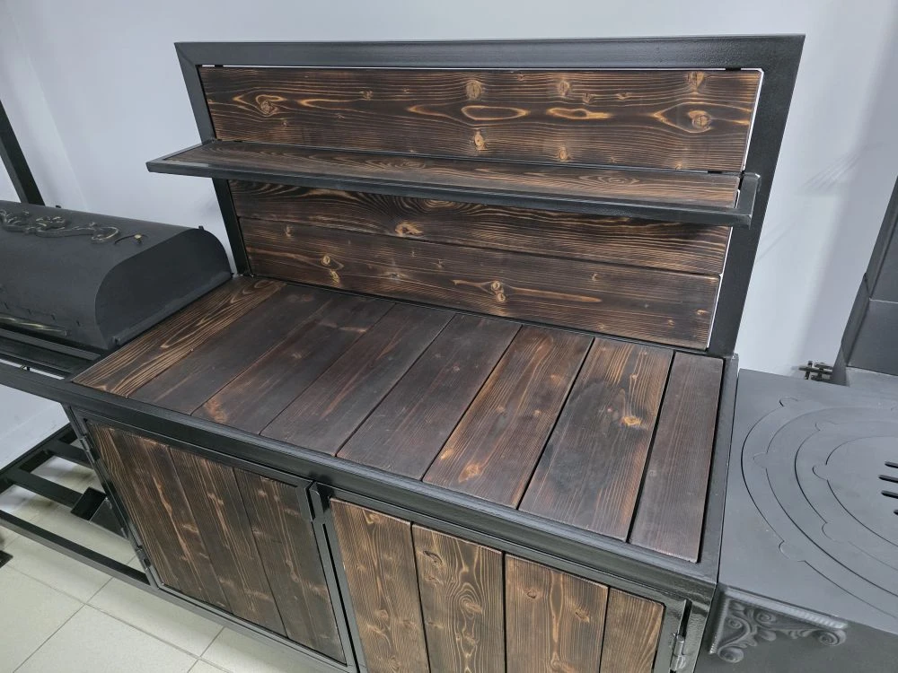 Мангальная зона с крышей 5 мм «Шашлычник с фартуком»  Казань Если вы подбираете мангальную зону с крышей в Казани, «Шашлычник с фартуком» — удобный вариант для дачи и частного дома. Здесь есть мангал из стали 5 мм с крышкой и термодатчиком, регулировка тяги через шиберы и зольник, а рядом — печь под казан 45×45, рассчитанная на казаны от 3 до 16 литров, с трубой и заслонкой. Рабочая поверхность между мангалом и печью помогает готовить без суеты, а два закрытых шкафчика решают вопрос хранения: шампура, казан, уголь и аксессуары всегда будут на месте и защищены от влаги. Если нужно, организуем доставку и установку, а также можем изготовить мангальную зону под заказ по вашим размерам и задачам.  Если вы сейчас выбираете мангальную зону в Казани и хотите посмотреть варианты вживую, приезжайте к нам в магазин — подберём несколько моделей под ваш бюджет и задачи, покажем комплектации и поможем выбрать оптимальный вариант