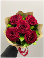 Букет 5 роз с зеленью в крафтовой упаковке