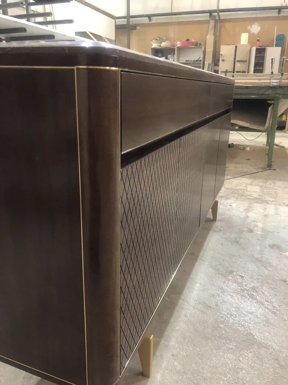 Комод с  металлическими ножками