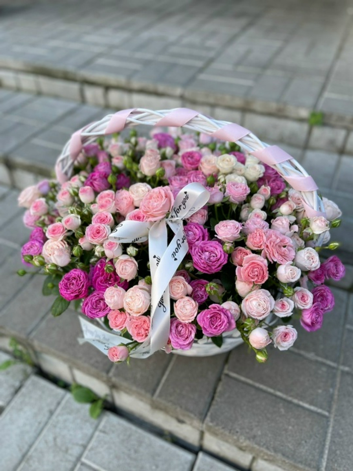Корзина из 51 кустовой розы 50см в корзине