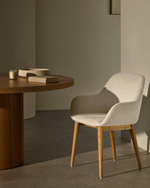 Стул Konna бежевого цвета с ножками из массива ясеня