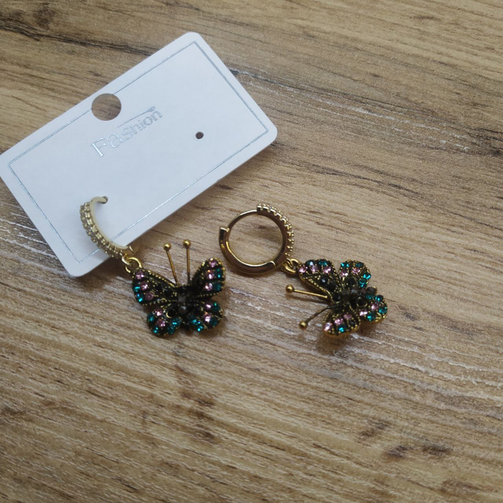 Серьги кольца подвеска Бабочка с усиками стразы цвет розовый голубой черный металл золотистый