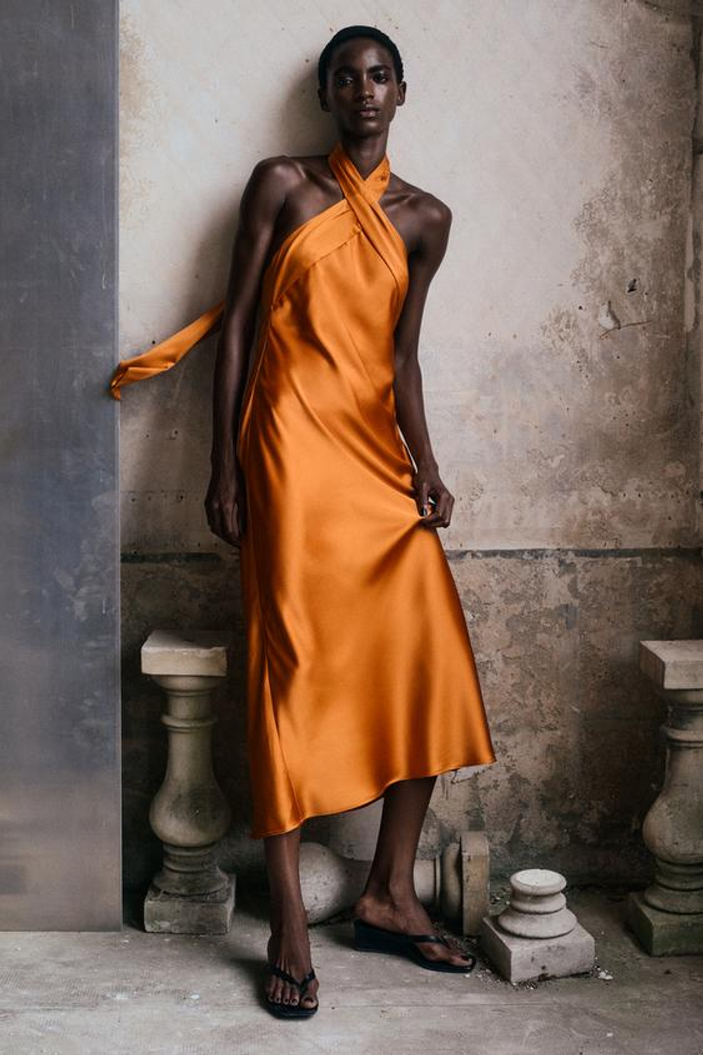 ZARA АТЛАСНОЕ ПЛАТЬЕ МИДИ С ГОРЛОВИНОЙ ХАЛТЕР, ОРАНЖЕВЫЙ