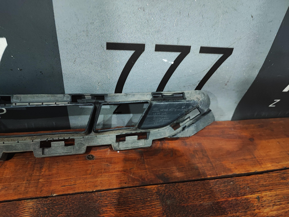 Решетка переднего бампера Hyundai Sonata 7 (LF) 17-19 Б/У Оригинал 86561E6700