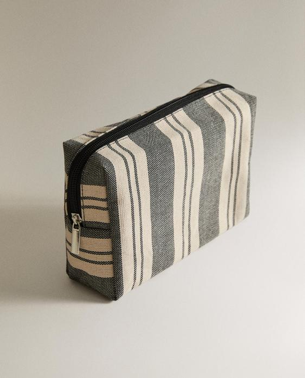ZARA HOME ХЛОПКОВАЯ ВОДОНЕПРОНИЦАЕМАЯ КОСМЕТИЧКА В ПОЛОСКУ, ЧЕРНЫЙ