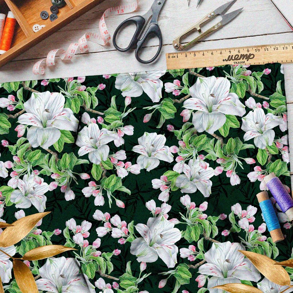 Ткань ниагара живые белые лилии на чёрном фоне