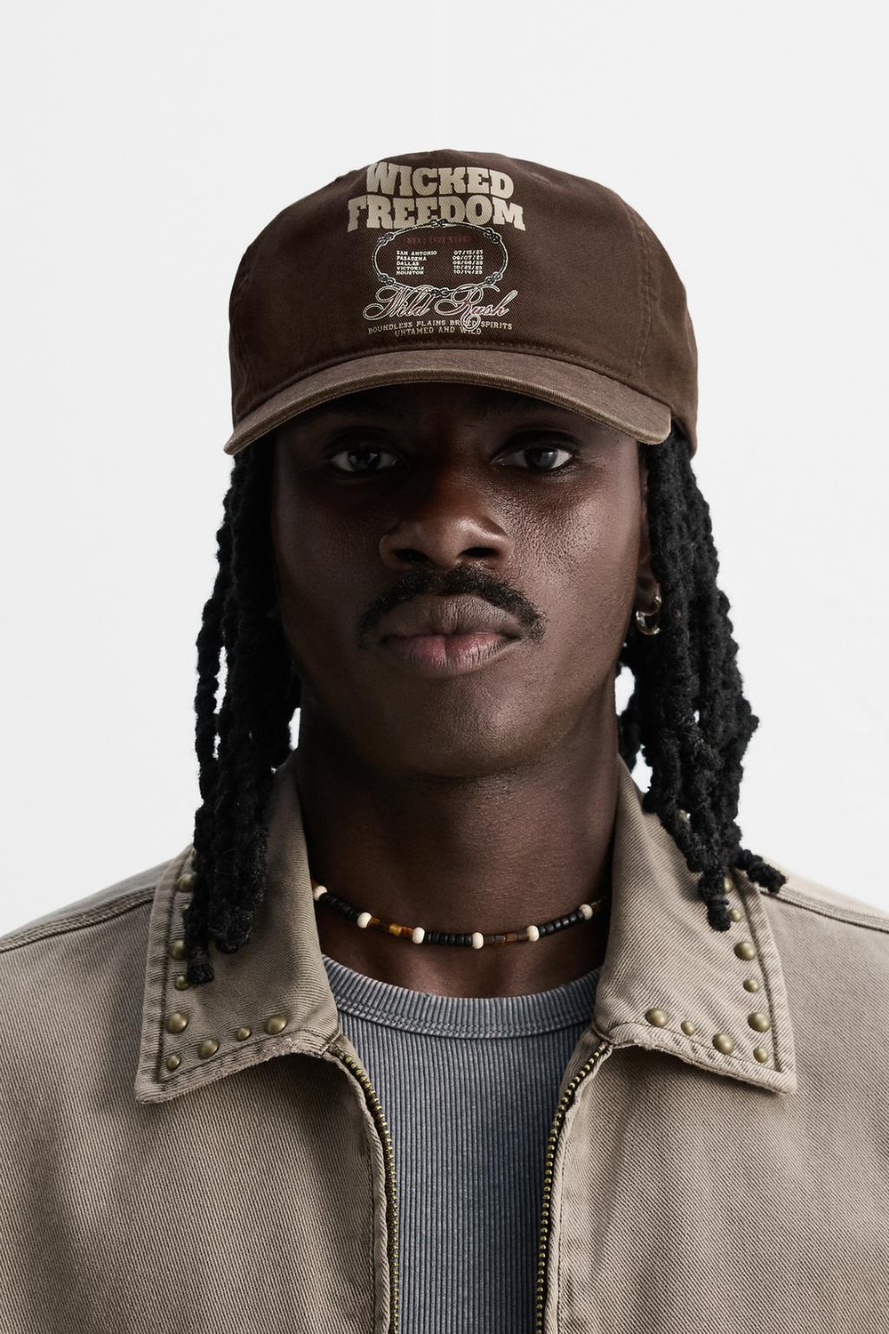 ZARA КЕПКА С ЭФФЕКТОМ ПОТЕРТОСТИ И ПРИНТОМ, КОРИЧНЕВЫЙ