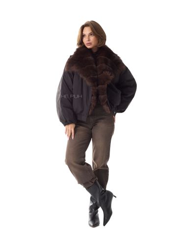 Черная парка с меховым воротником-стойкой