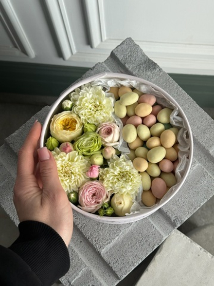 Цветочная композиция в коробке+ миндаль в белой шоколадной глазури