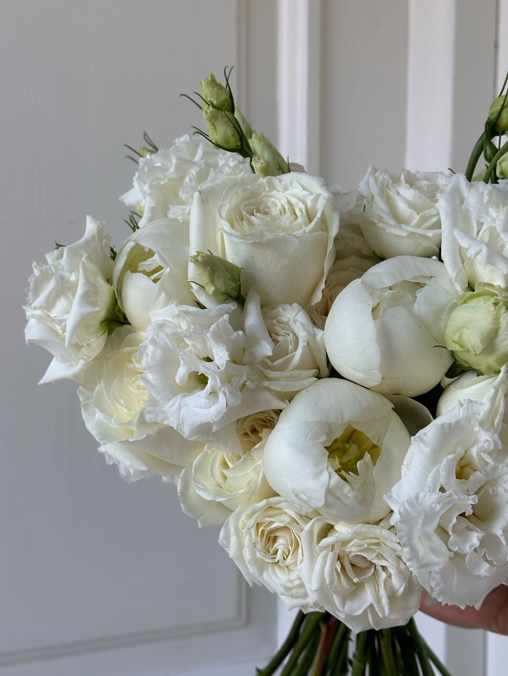 Свадебный букет из пионов, лизиантуса, кустовых пионовидных и одноголовых роз