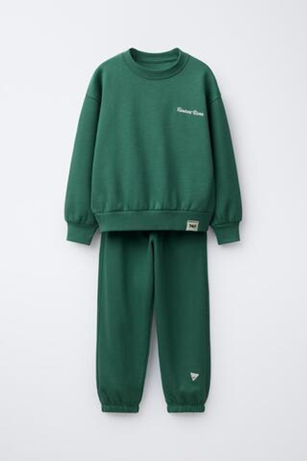 ZARA КОМПЛЕКТ ИЗ ТОЛСТОВКИ И ДЖОГГЕРОВ С ТЕКСТОВОЙ ВЫШИВКОЙ, ЗЕЛЕНЫЙ