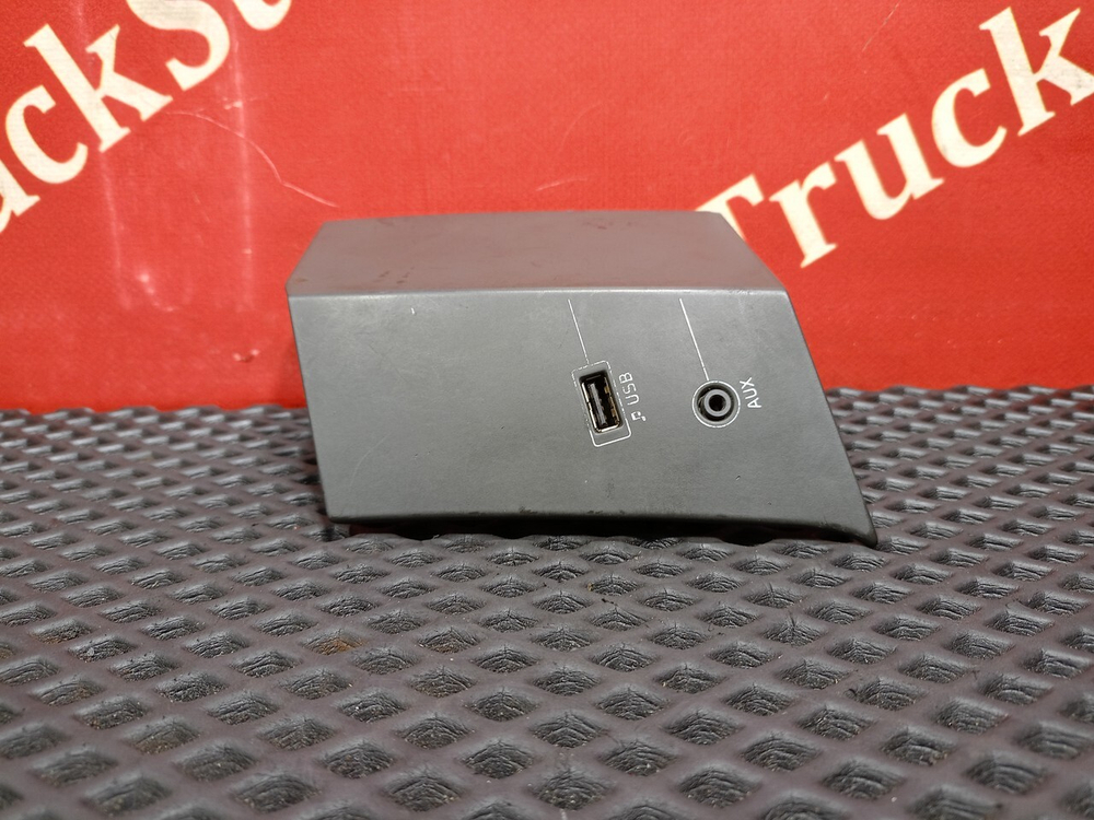 Накладка торпедо USB / AUX