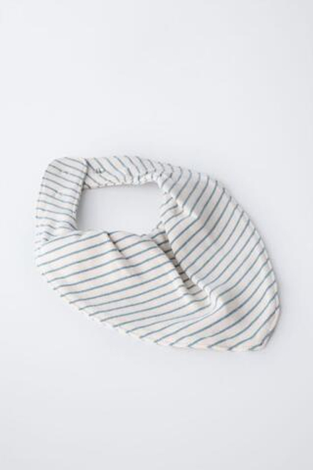 ZARA НАБОР ИЗ ДВУХ ШАПОК И ДВУХ НАГРУДНИКОВ, СИНИЙ