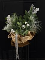 Композиция из хвои с заснежеными ветками, шарами и бусами