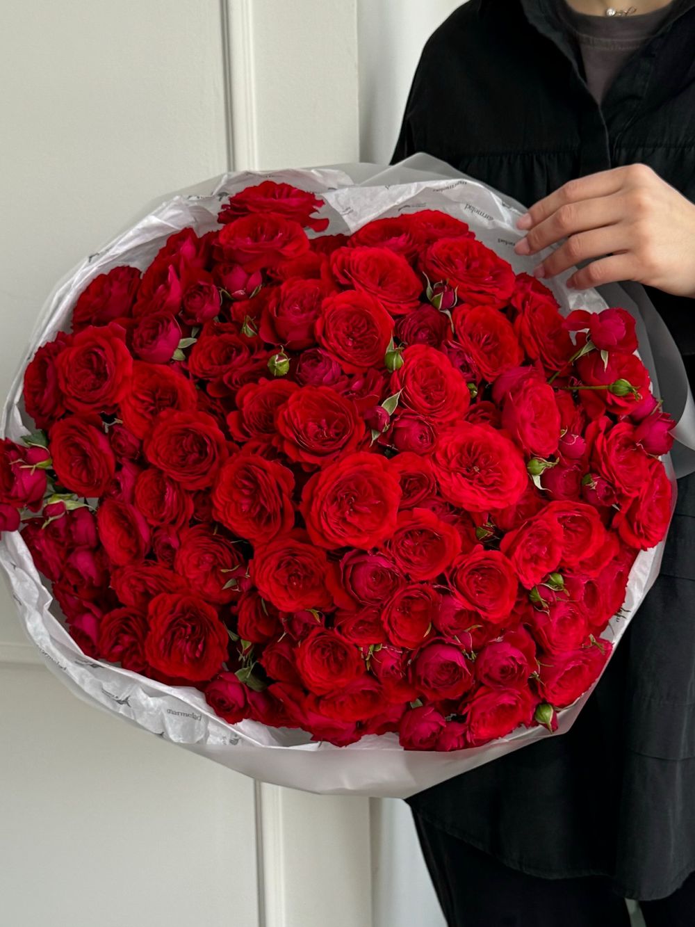 Гранд-букет из красных, кустовых пионовидных роз