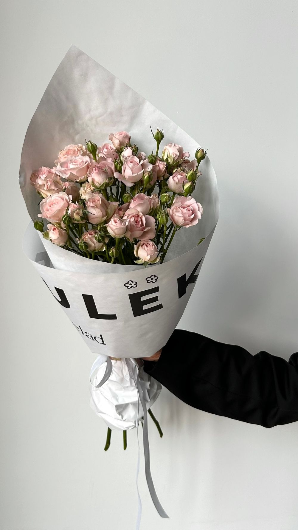 Кулек из кустовых роз в нежно-розовом оттенке