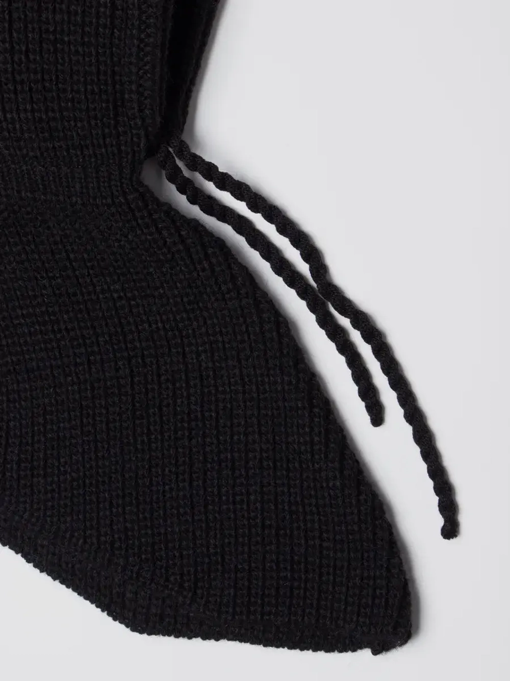 Капор женский вязаный черный