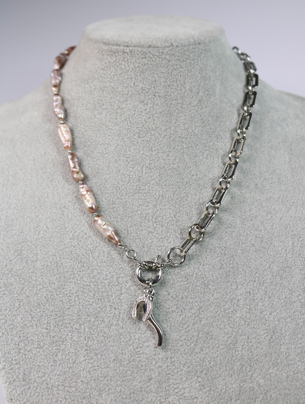 Колье с цепью и барочным жемчугом «Жемчужный оберег удачи»