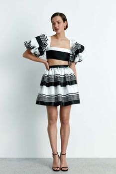 Топ укороченный из атласа с объёмными рукавами