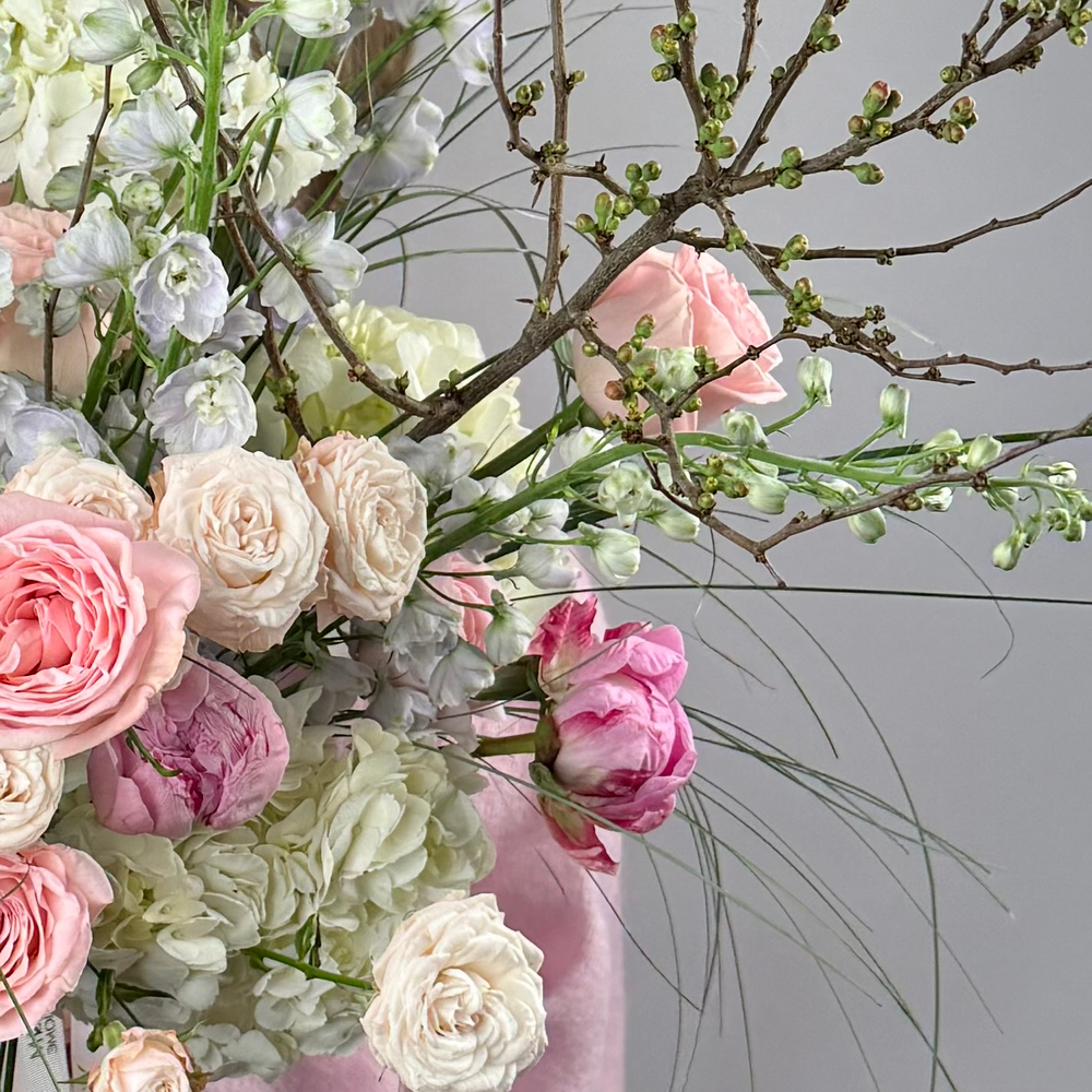 Букет с цветущими ветками “Вкус жизни”