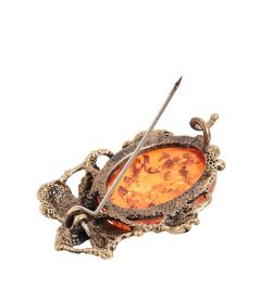 AM-1630 Брошь «Розочка с кабашоном» (латунь, янтарь)