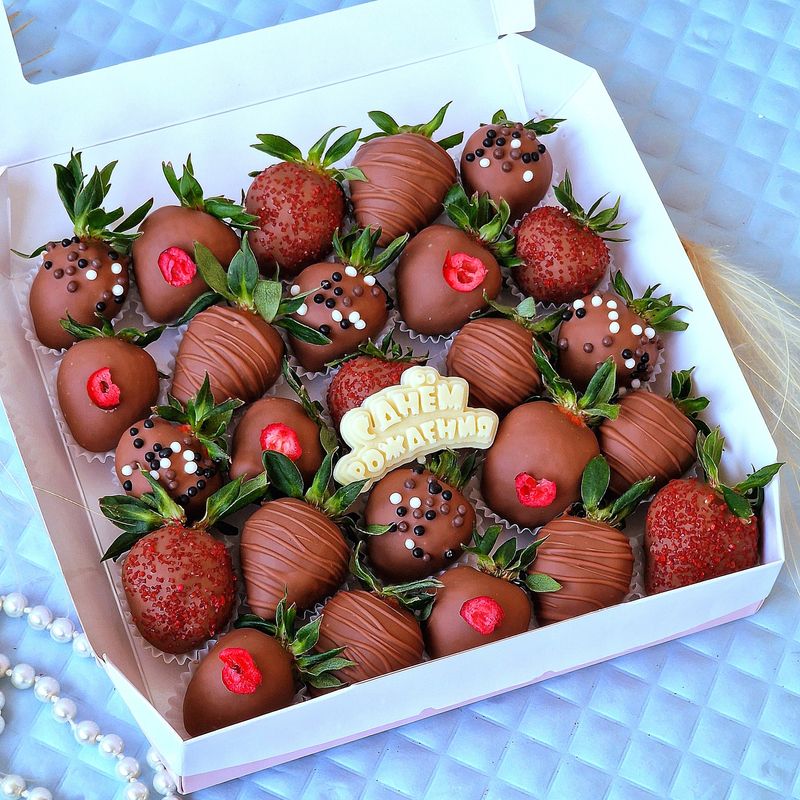 Подарочный набор из клубники в молочном шоколаде #070