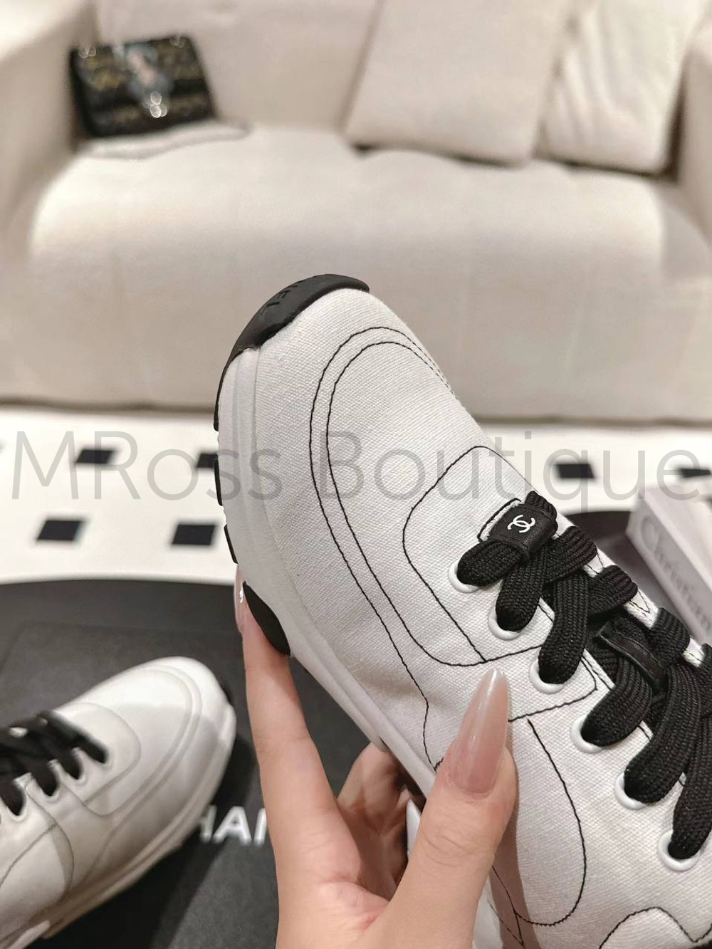 Женские кроссовки Chanel белого цвета с логотипом