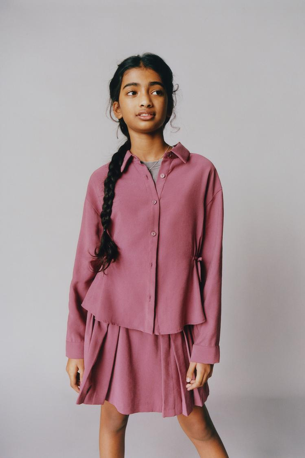 ZARA РУБАШКА С БАНТОМ ИЗ СТРУЯЩЕЙСЯ ТКАНИ, МАЛИНОВЫЙ