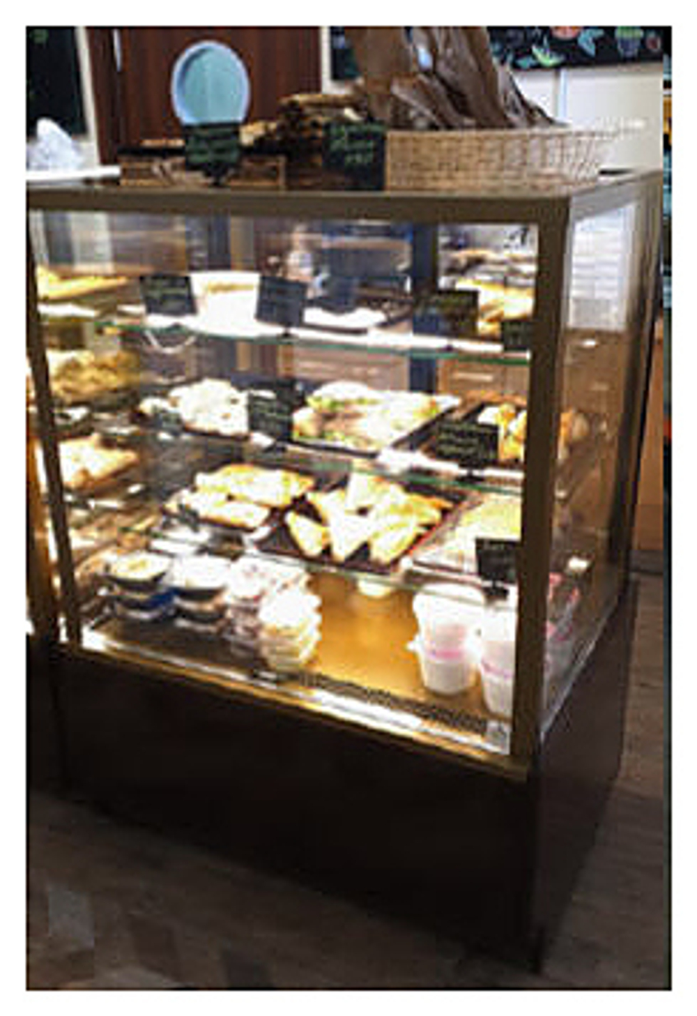 Витрина кондитерская ENTECO MASTER СУЛА ПРЕМИУМ 130 (встроенный агрегат) с боковинами черная