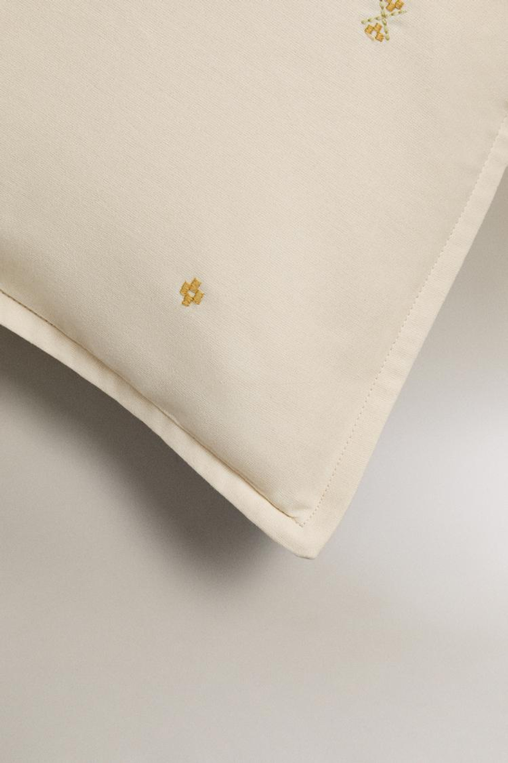 ZARA HOME ЧЕХОЛ ДЛЯ ДЕКОРАТИВНОЙ ПОДУШКИ С ВЫШИВКОЙ, СВЕТЛО-БЕЖЕВЫЙ