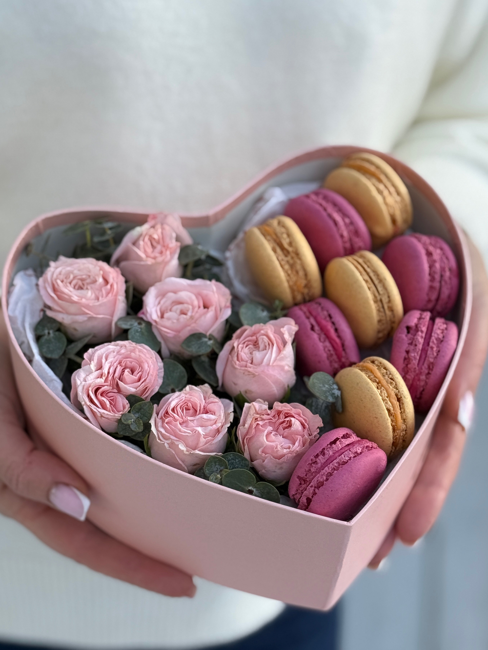 «Сердце» с пионовидными кустовыми розами, эвкалиптом и яркими макарунс от Флора Маркет, размер S