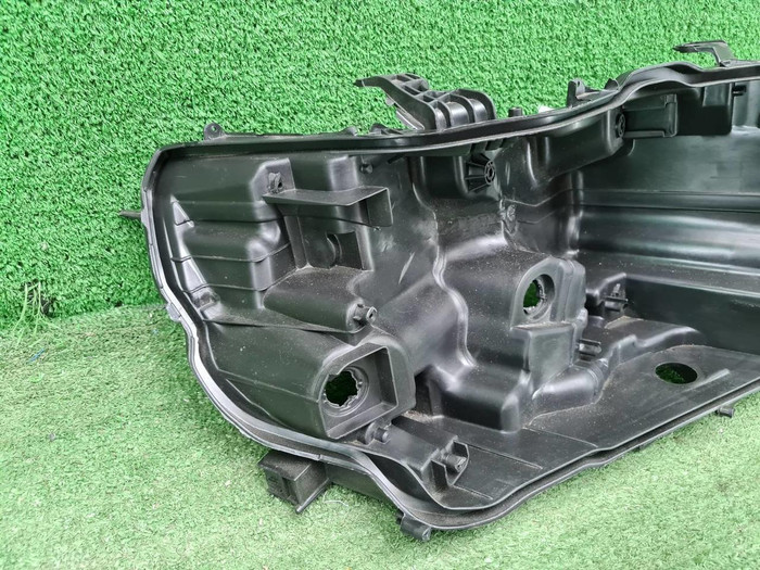 Корпус фары правый Toyota Land Cruiser 200 (15-21)