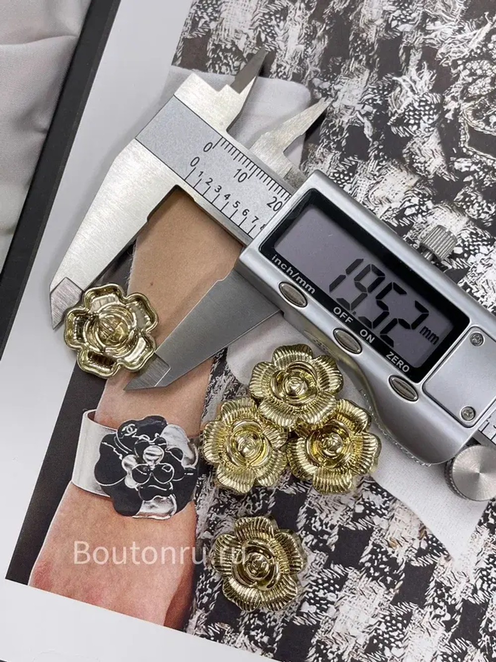 Пуговицы Шан. золотистые в форме цветка