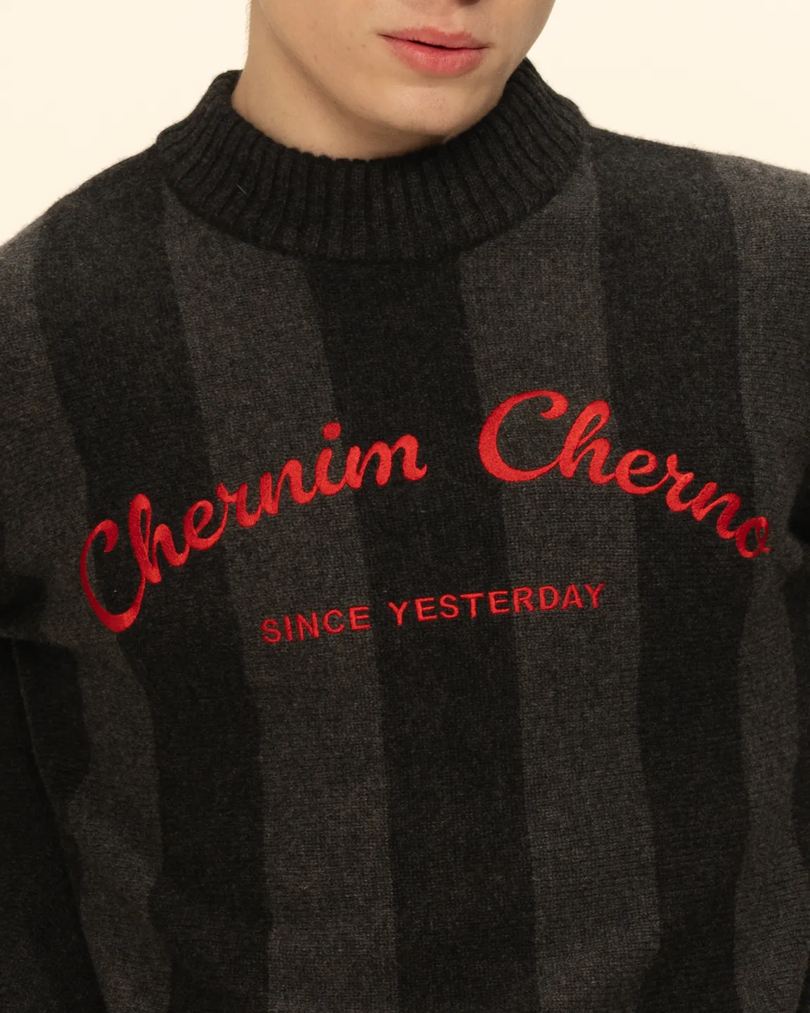 Черный свитер 