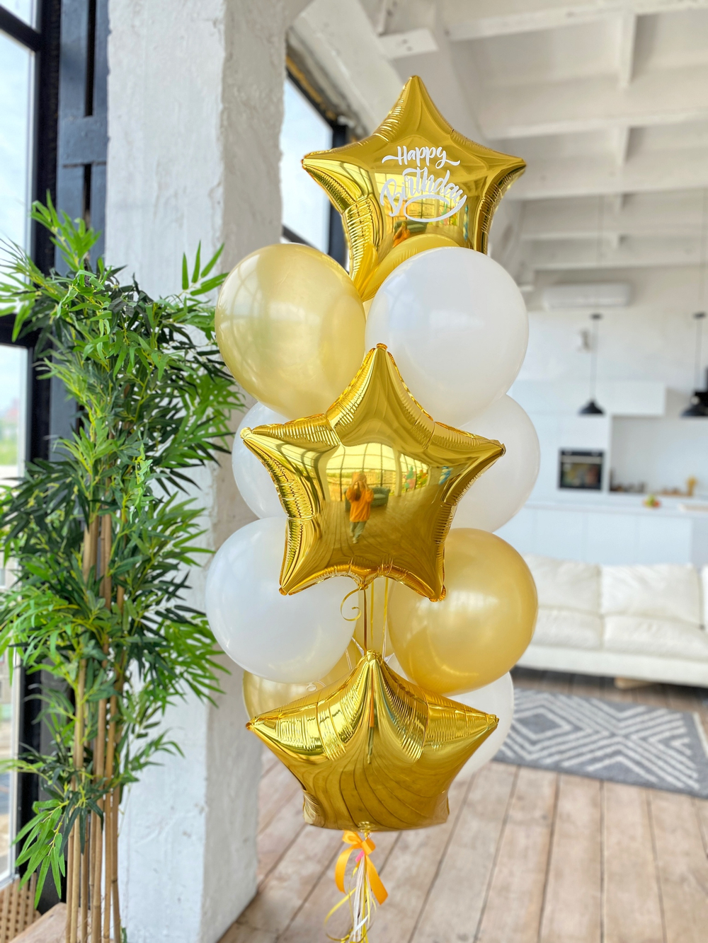 Связка золотых воздушных шаров со звездами