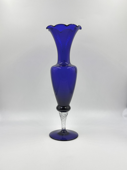 Ваза из синего стекла
