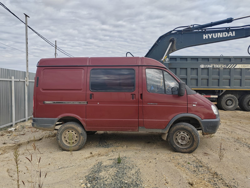 GAZ SOBOL Цельнометаллический 27527-773 (Бензиновый, 2,7 л, 107 л.с. 4WD)