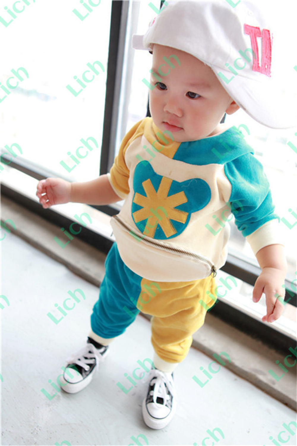 Комплект детский: худи и брюки трехцветные с аппликациями