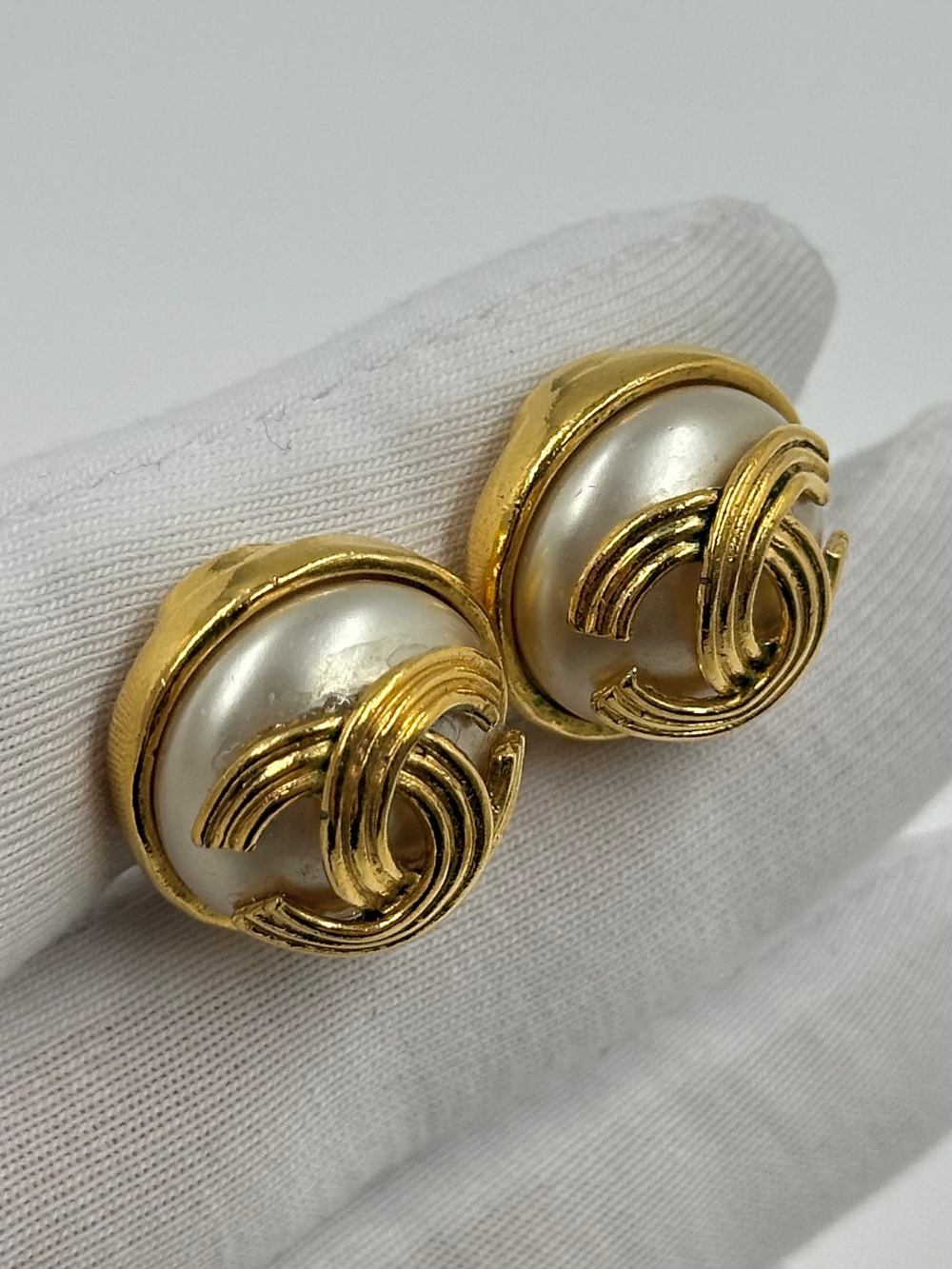 Клипсы Chanel с «жемчугом» и лого