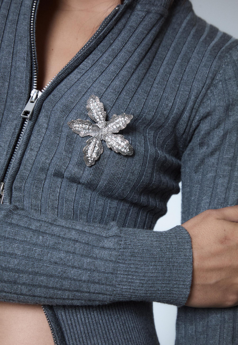 Stradivarius Брошь-цветок со стразами, серый